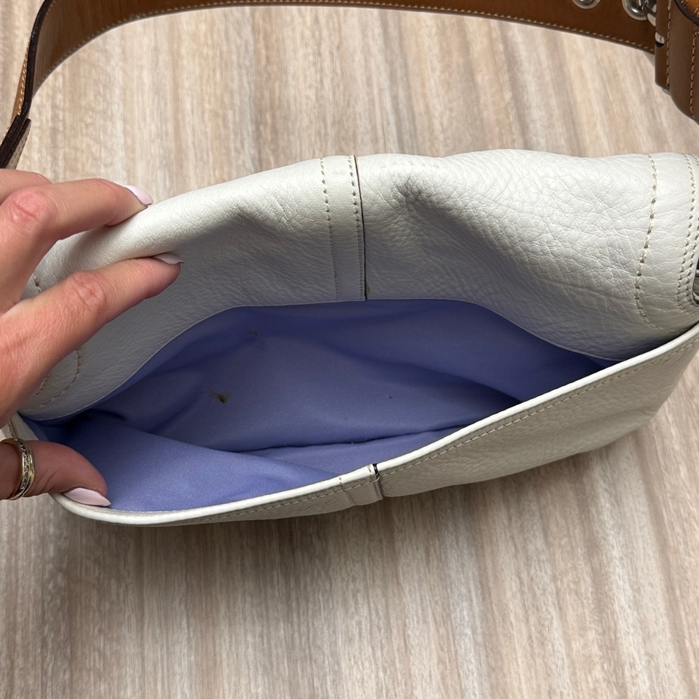Vintage Coach Soho Flap Shoulder Bag in White / Tan Leather Is Authenticated - Picture 9 of 16